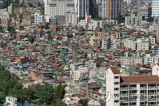 한국감정원이 노후저층 주거지 주민들의 자율주택정비사업 상담 업무를 확대 지원한다. 사진은 서울 상도동 다세대 주택 전경. 위 사진은 기사와 직접적인 연관이 없습니다.<연합뉴스>